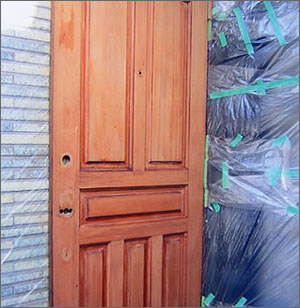 ドアの内側の色と同じにするため調色したオイルステンを塗布し色付する。
